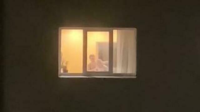 В Гусеве беспомощную бабушку уже несколько дней жестоко избивает неизвестный мужчина (видео)