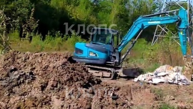 Под Калининградом мусор экскаватором закапывают в яму около посёлка Малое Васильково (видео) 