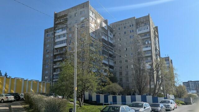 Калининградцы начали привозить питьевую воду жильцам дома на Московском, где накануне перерезали трубу