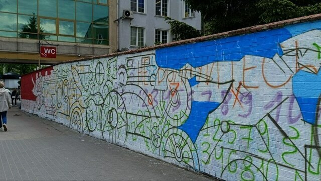 Первые штрихи: уличные художники начали заново расписывать стену напротив Северного вокзала (видео)  