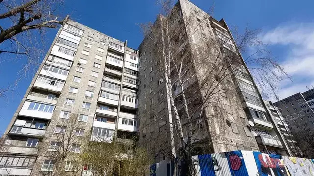 «Может рухнуть в любой момент»: почему жителей дома в Калининграде власти просят срочно съехать (видео)