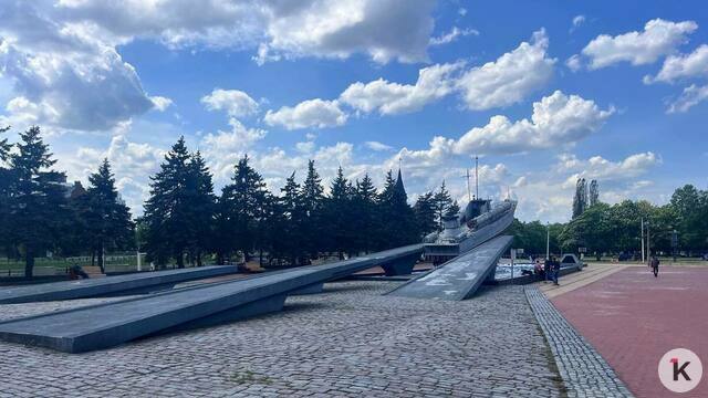 В Калининграде памятный знак морякам-балтийцам разрушается после ремонта, вопрос решается в суде