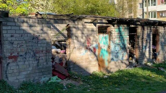 Когда-то хранили уголь, теперь хранят мусор: калининградка годами борется с руинами сараев во дворе (фото)  