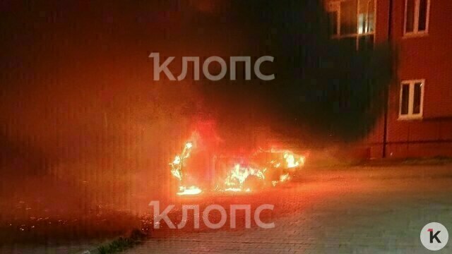 В Калининграде выставленная на продажу подержанная машина вспыхнула прямо перед потенциальным покупателем (видео)