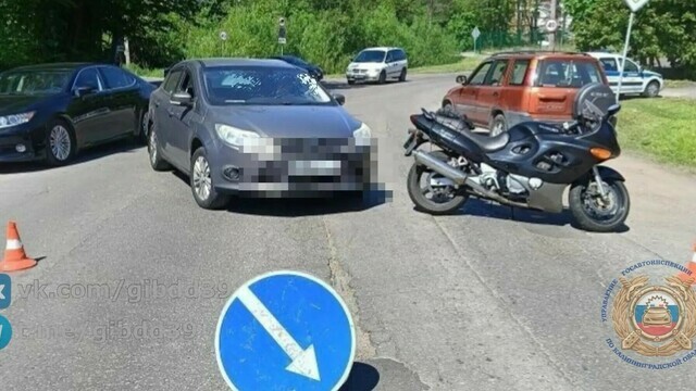 На Аллее Смелых столкнулись легковушка и мотоцикл, пострадал один человек