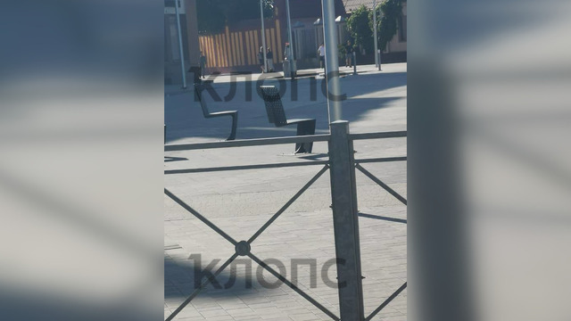 «Зачем нам стулья для казни?!»: советчане изумились необычным предметам на городской площади (фото)