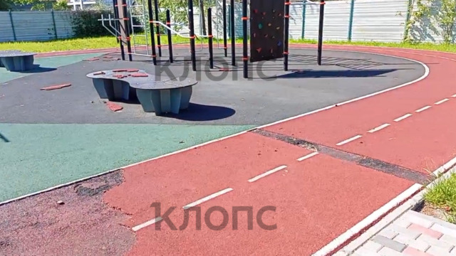 «Неблагодарные уроды!»: калининградец не смог сдержать эмоций, увидев, что произошло с новой спортплощадкой (видео) 