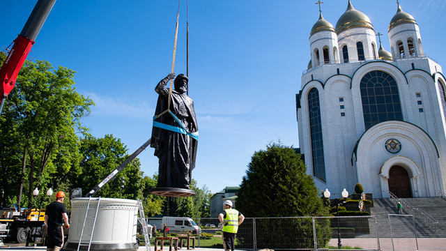 Установка памятника святому Владимиру в центре Калининграда