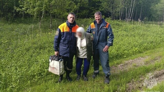 Не могла выбраться сама: спасатели нашли 87‑летнюю женщину, потерявшуюся в лесу под Низовкой