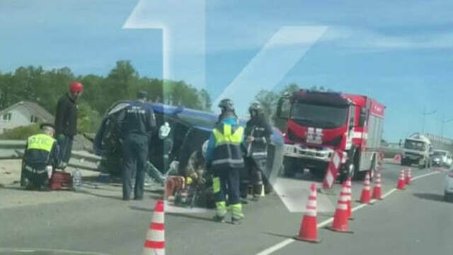 На Северном обходе Калининграда легковушка перевернулась набок (видео)