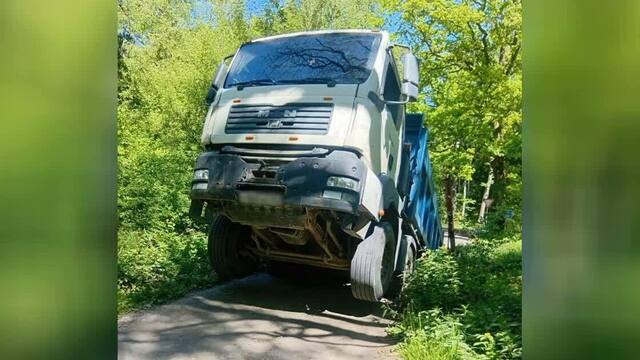 Грузовик обрушил мостик в Светловском округе, жители СНТ остались без проезда к домам (фото)