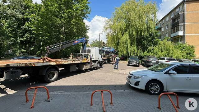 Калининградка застала свою машину на эвакуаторе, но инспектор позволил увезти авто на штрафстоянку