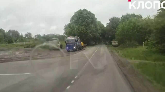 В Калининградской области самосвал вылетел с трассы в кювет (видео с места аварии)
