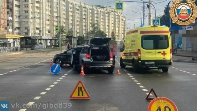 На перекрёстке Фрунзе — 9 Апреля столкнулись две легковушки, пострадал один из водителей
