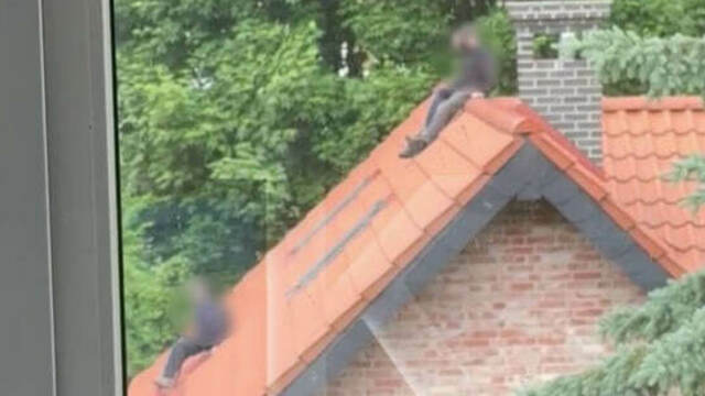 Малолетние руферы: в Калининграде подростки забрались на крышу заброшенного дома и показывали людям неприличные жесты (видео)