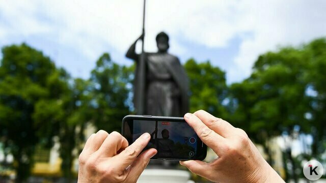 Платки, хор и новый князь на площади: как патриарх Кирилл освящал памятник Владимиру в Калининграде (фоторепортаж)