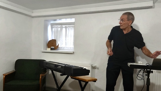 Калининградский музыкант в старинной вилле оживляет немые фильмы