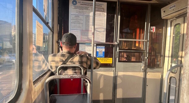«Сам себе контролёр»: в калининградском трамвае не срабатывает QR‑оплата, автобус таранит столб, а для туристов нет электрички