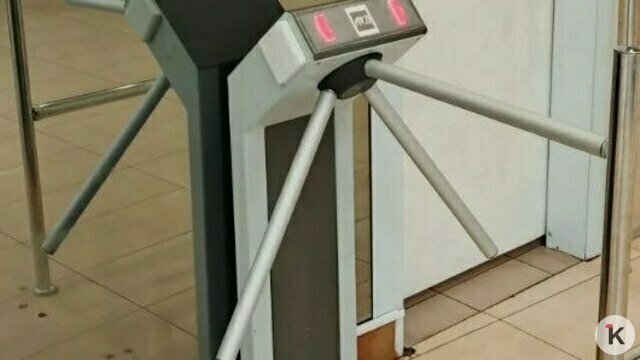 Оплатила, но в туалет не пустили: женщина застряла у турникета в «Виктории» на площади Калинина 