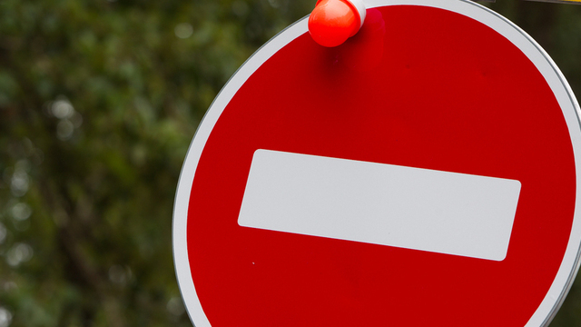 В Калининграде до конца лета закроют движение по участку Кленовой аллеи