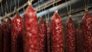 Колбасы не то, чем они кажутся: в продукции калининградских компаний нашли лишние ДНК