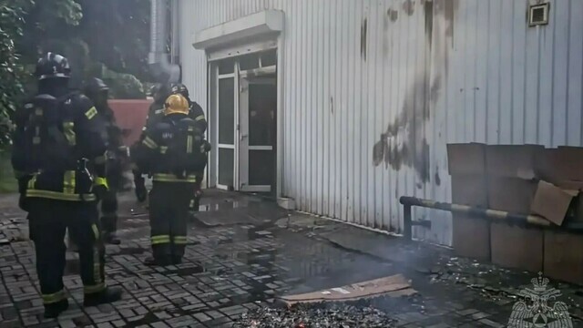 На Дадаева ночью тушили пожар в магазине мототехники