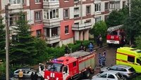 В Калининграде на Ульяны Громовой горела пятиэтажка, из здания вывели человека в наручниках (фото, видео)