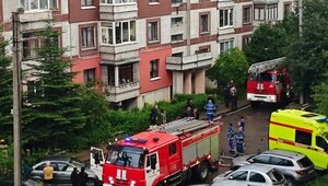 В Калининграде на Ульяны Громовой горела пятиэтажка, из здания вывели человека в наручниках (фото, видео)