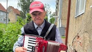90-летнему Сан Санычу из Советска подарили новый аккордеон (фото, видео)