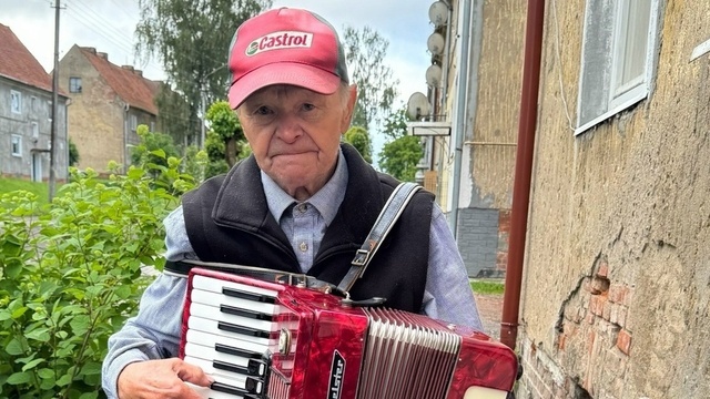 90-летнему Сан Санычу из Советска подарили новый аккордеон (фото, видео)