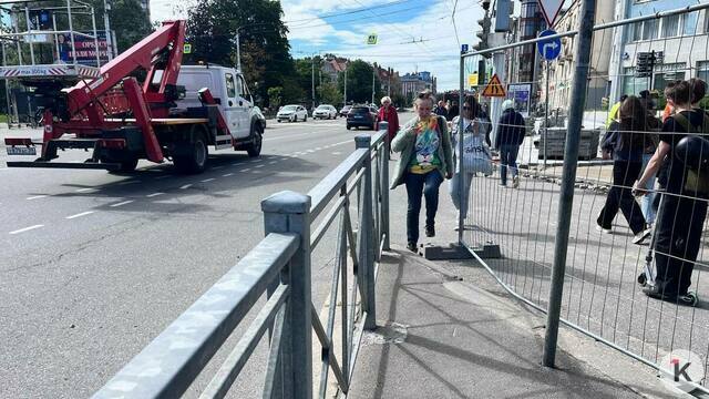 В Калининграде пешеходов вынудили выбирать между экстримом на проезжей части и ковшом над головой (фото)
