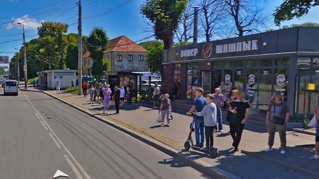 В Калининграде двое подростков на самокате сбили с ног женщину, травмировав ей руку и расколотив телефон