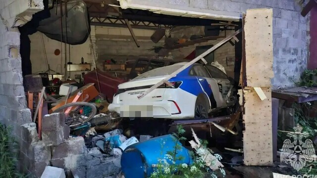 В Калининграде машина влетела в стену гаража, сидевшая за рулём девушка скончалась