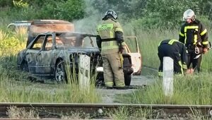 В Гусеве рядом с железной дорогой взорвался и сгорел Mercedes