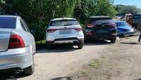 Придумали парковку: в Янтарном водители облюбовали свежий участок велодорожки «От косы до косы» (фото)