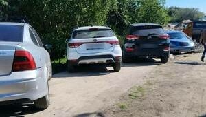 Придумали парковку: в Янтарном водители облюбовали свежий участок велодорожки «От косы до косы» (фото)