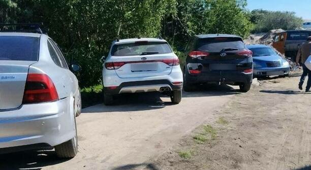 Придумали парковку: в Янтарном водители облюбовали свежий участок велодорожки «От косы до косы» (фото)