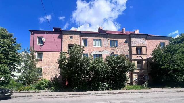 Вода в подвале и разрушенный фасад: что сделают с аварийным домом на Клавы Назаровой