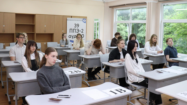 Сразу двести: школьница из Калининграда получила два максимума по ЕГЭ