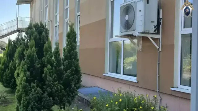 В Советске девочка ушла за территорию детсада и оказалась под железной решеткой