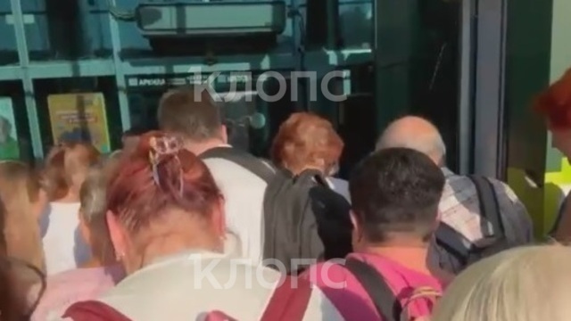 В «Виктории» на Калинина толпа ринулась внутрь магазина, круша всё на своём пути (видео) 