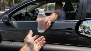 Холодная вода вместо бензина: в Калининграде мужчина бесплатно поил водителей, жарившихся в очереди к АЗС (видео)