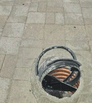 В Калининграде парень провалился в люк и едва не сломал ногу (фото) 