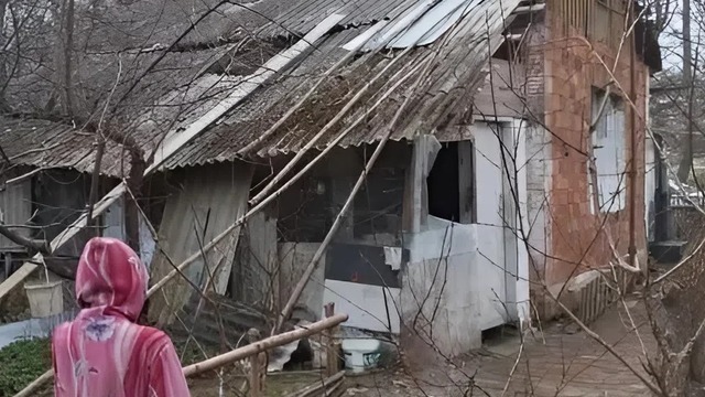 На Балткосе пенсионерка с 2012-го живёт в хибаре без света, воды и канализации: ей предлагали съехать в дом престарелых