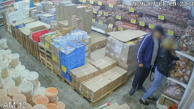 В Калининграде немолодая парочка провернула «сырную» операцию в магазине, чтобы забрать чужой кошелёк (видео)  