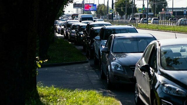 Без талонов и давки у колонок: эксперт из Калининграда предложил способ сократить очереди на АЗС