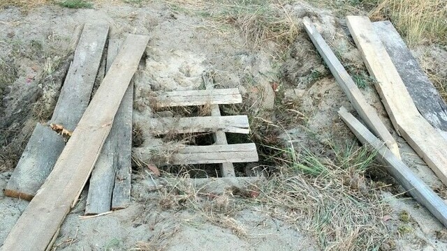 «Скоро всё раздолбают»: жители Балткосе выкопали у дюн рвы, чтобы не пускать машины туристов (фото)