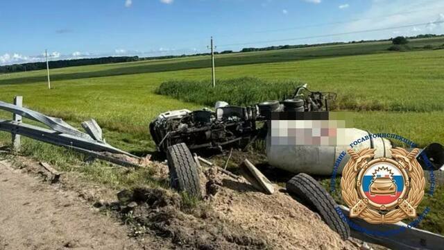 На Приморском кольце грузовик врезался в пустую легковушку и съехал в кювет