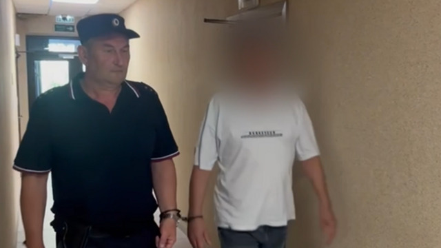 Житель Черняховска зарезал соседа и выволок умирающего в подъезд, потому что тот называл его бездельником и алкашом (видео)