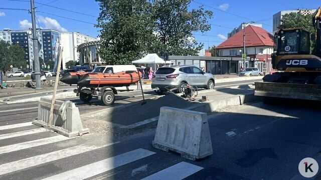 На Октябрьской машины пустили по трамвайным путям из-за работ у Рыбной деревни (фото)
